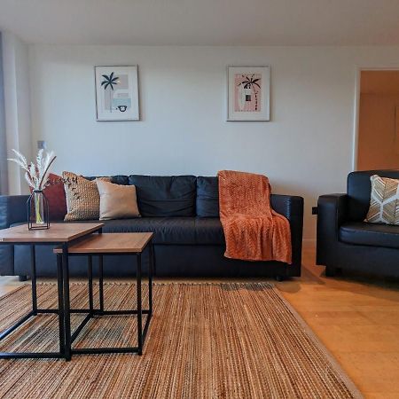 Apartment 100M From Fistral Beach- Underground Parking-Surf Shower & Locker- Sleeps 6 New Quay Exteriér fotografie