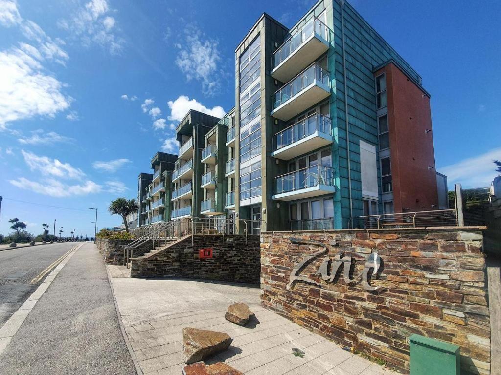 Apartment 100M From Fistral Beach- Underground Parking-Surf Shower & Locker- Sleeps 6 New Quay Exteriér fotografie
