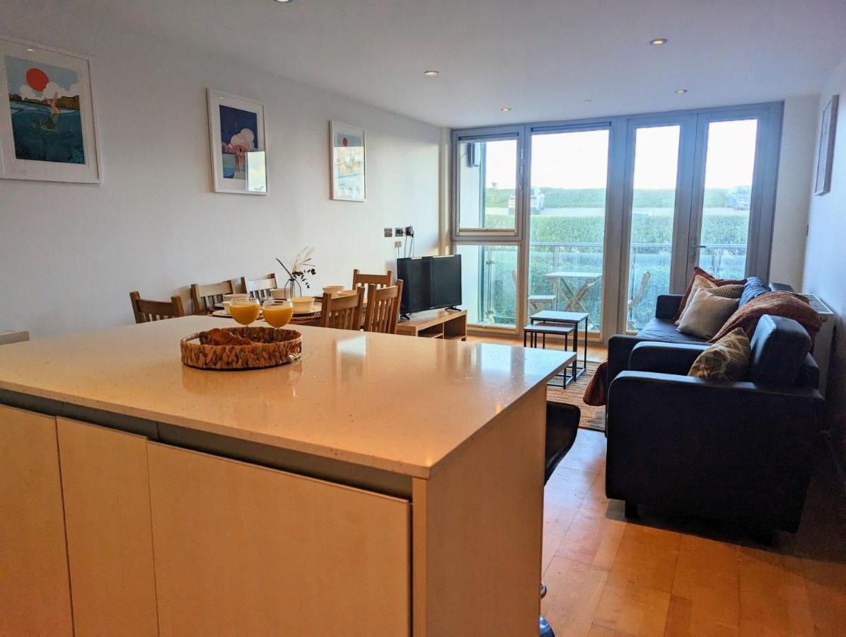 Apartment 100M From Fistral Beach- Underground Parking-Surf Shower & Locker- Sleeps 6 New Quay Exteriér fotografie