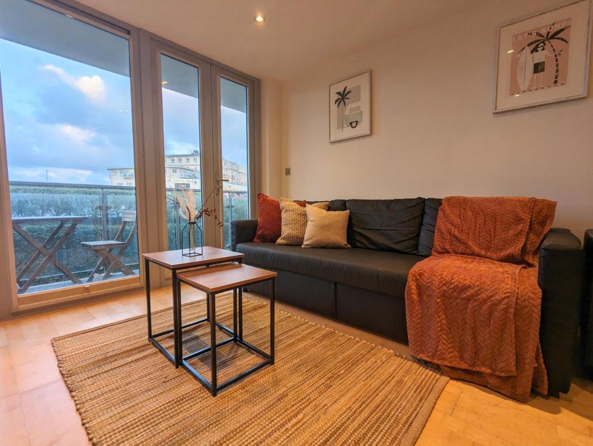 Apartment 100M From Fistral Beach- Underground Parking-Surf Shower & Locker- Sleeps 6 New Quay Exteriér fotografie