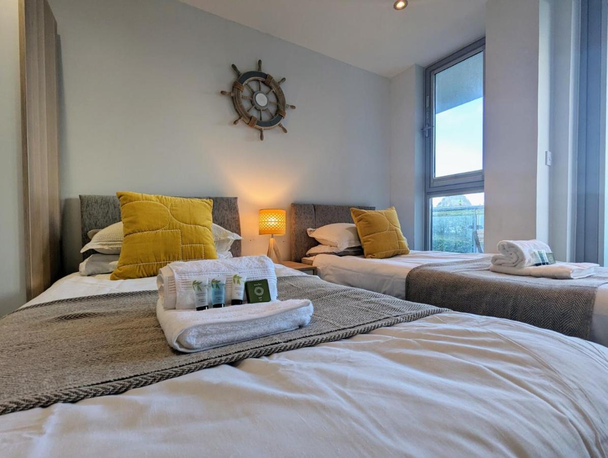 Apartment 100M From Fistral Beach- Underground Parking-Surf Shower & Locker- Sleeps 6 New Quay Exteriér fotografie