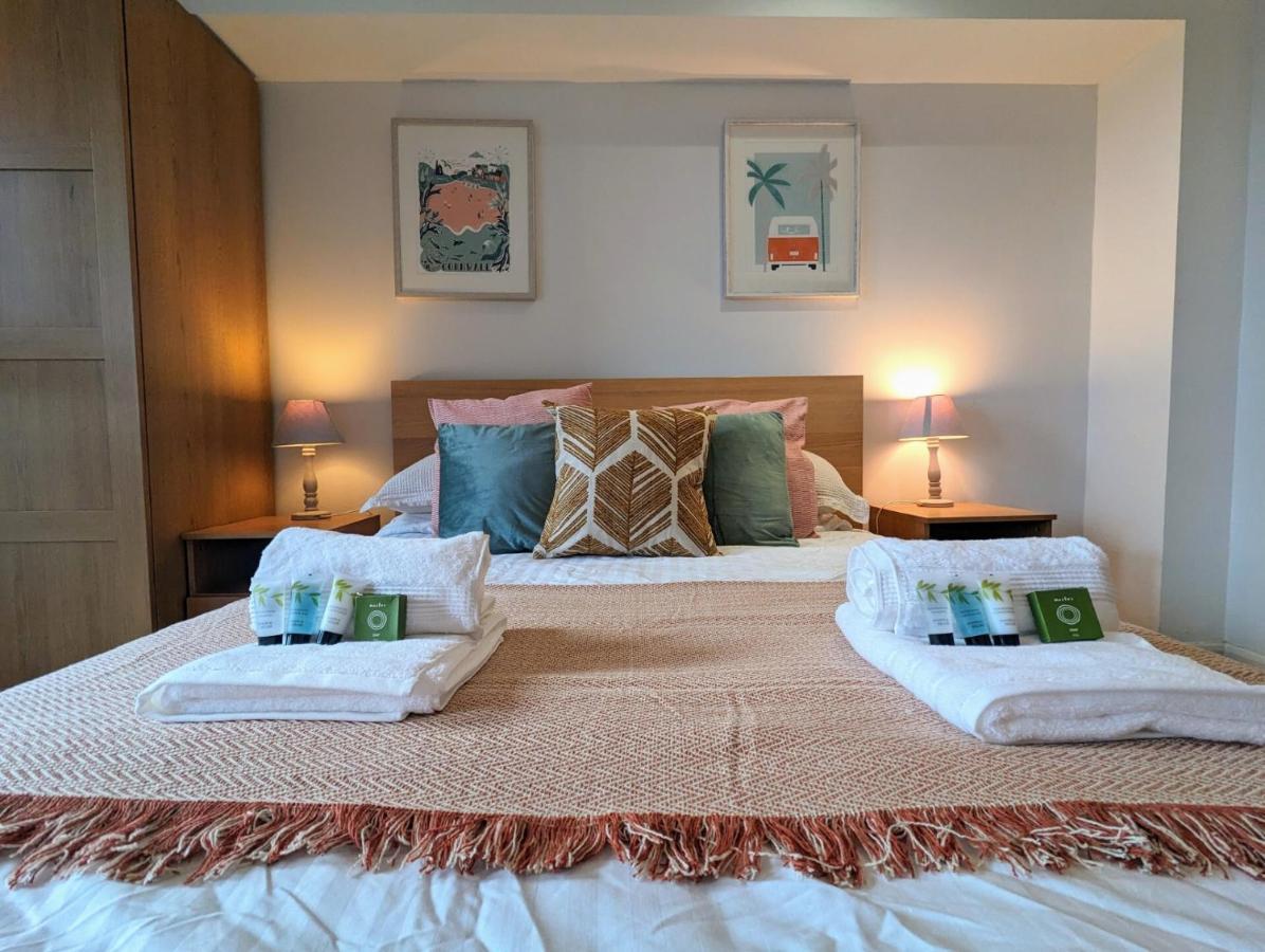 Apartment 100M From Fistral Beach- Underground Parking-Surf Shower & Locker- Sleeps 6 New Quay Exteriér fotografie