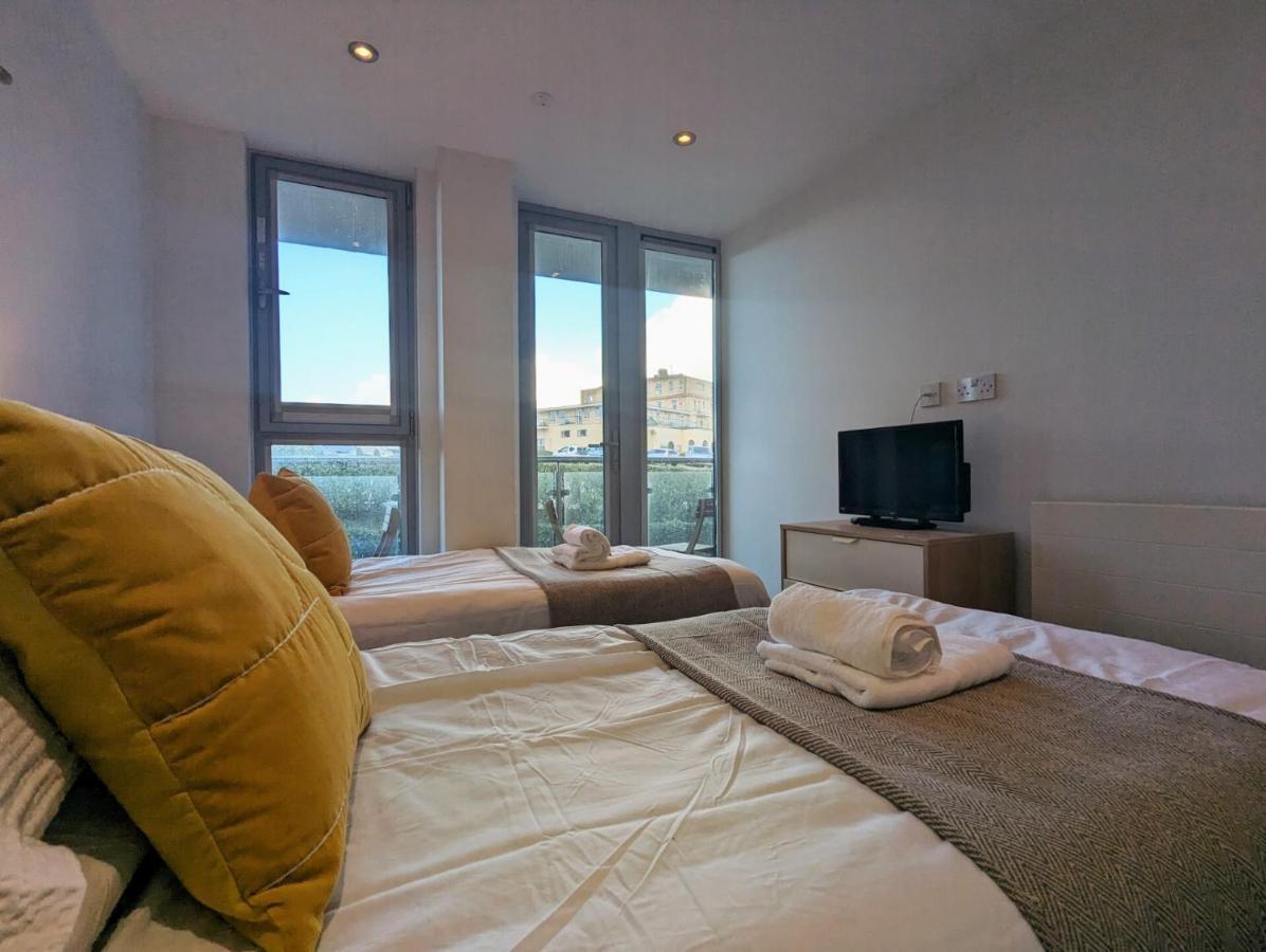 Apartment 100M From Fistral Beach- Underground Parking-Surf Shower & Locker- Sleeps 6 New Quay Exteriér fotografie