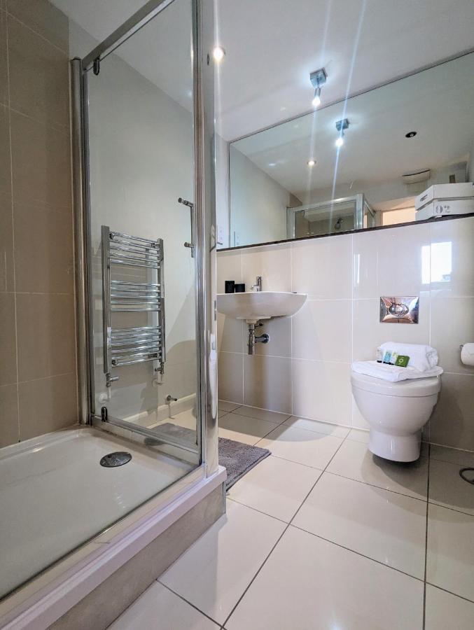 Apartment 100M From Fistral Beach- Underground Parking-Surf Shower & Locker- Sleeps 6 New Quay Exteriér fotografie