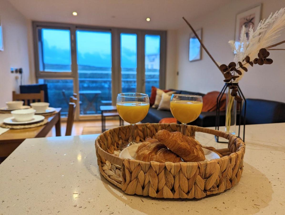 Apartment 100M From Fistral Beach- Underground Parking-Surf Shower & Locker- Sleeps 6 New Quay Exteriér fotografie