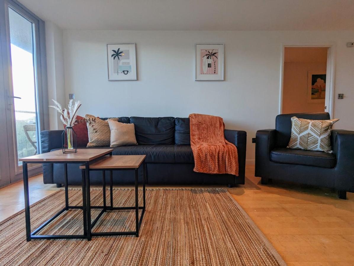 Apartment 100M From Fistral Beach- Underground Parking-Surf Shower & Locker- Sleeps 6 New Quay Exteriér fotografie