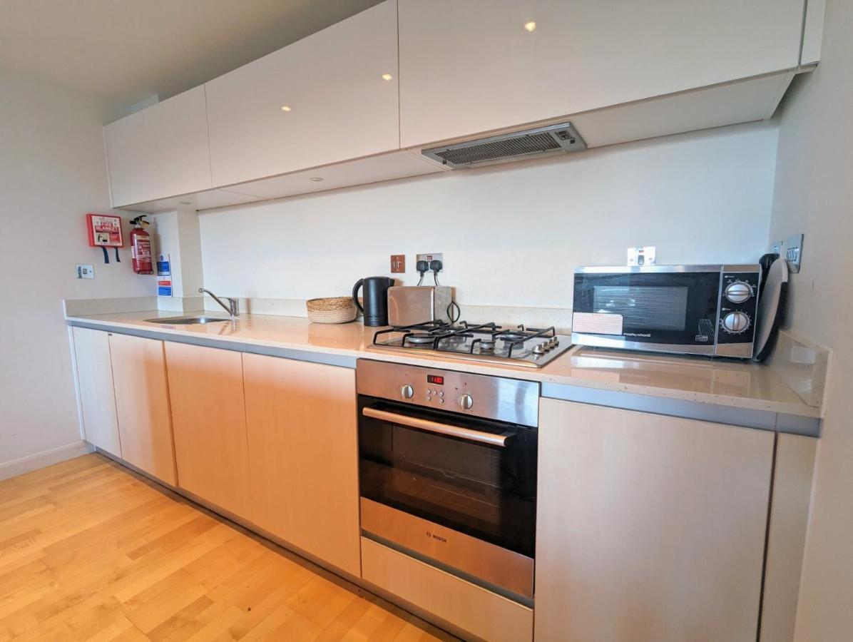 Apartment 100M From Fistral Beach- Underground Parking-Surf Shower & Locker- Sleeps 6 New Quay Exteriér fotografie