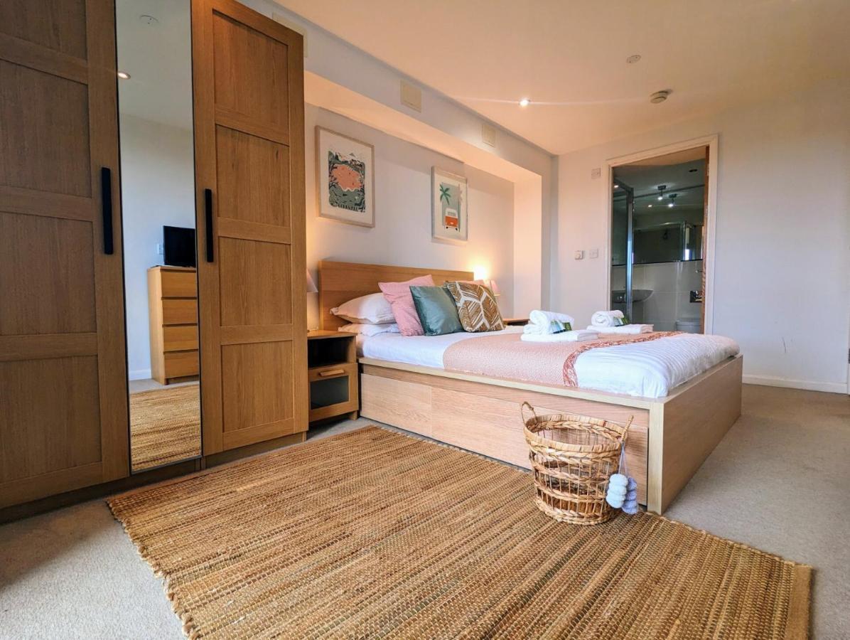 Apartment 100M From Fistral Beach- Underground Parking-Surf Shower & Locker- Sleeps 6 New Quay Exteriér fotografie