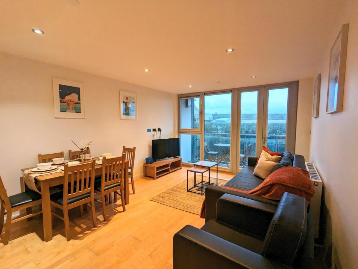Apartment 100M From Fistral Beach- Underground Parking-Surf Shower & Locker- Sleeps 6 New Quay Exteriér fotografie