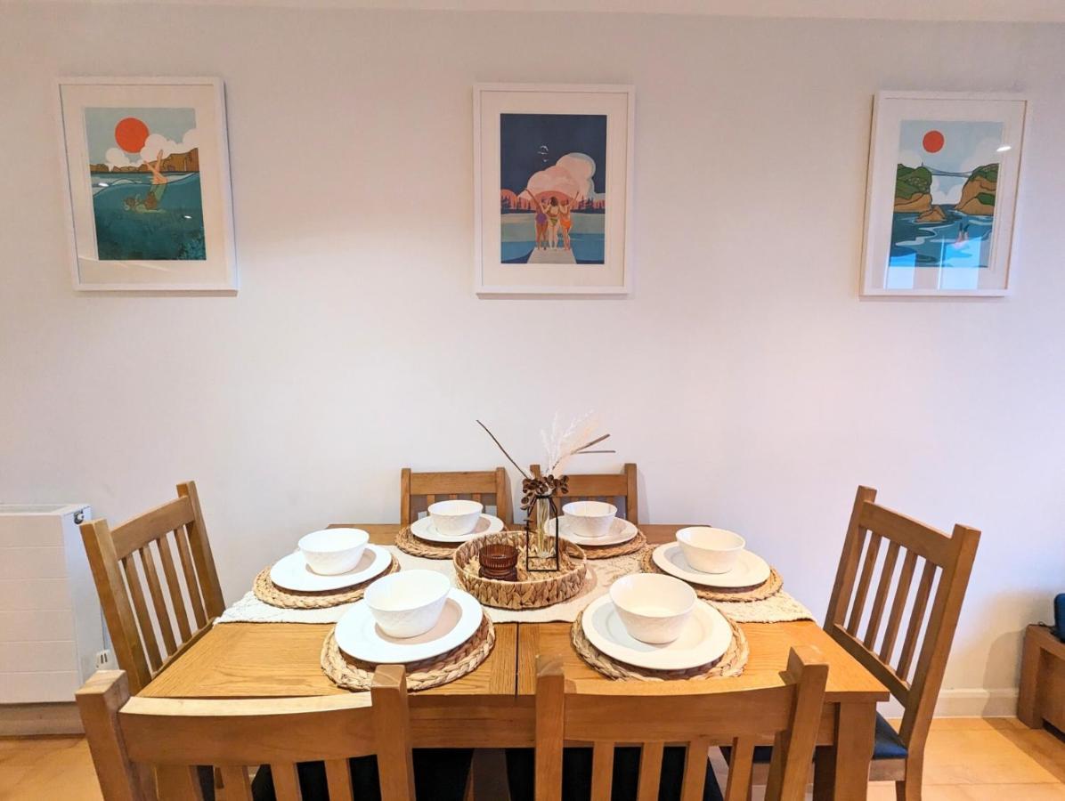 Apartment 100M From Fistral Beach- Underground Parking-Surf Shower & Locker- Sleeps 6 New Quay Exteriér fotografie